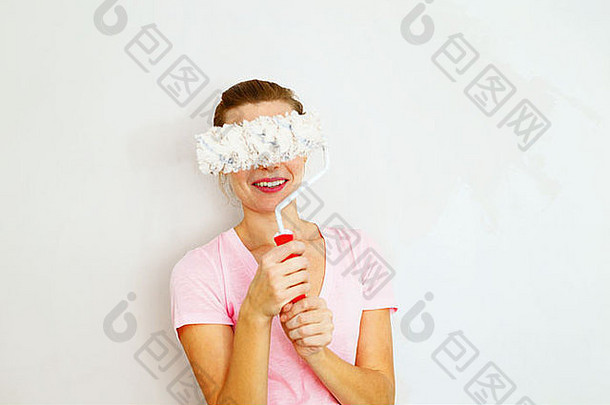 年轻快乐的女人用牙刷遮住眼睛。