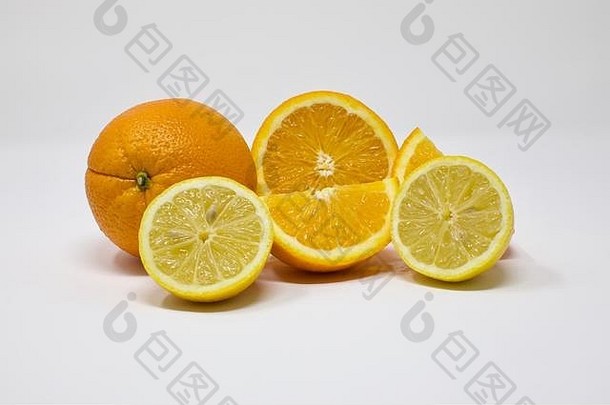 新鲜的橙子柠檬白色背景