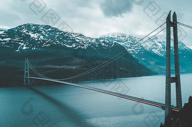 挪威一座桥的航拍照片