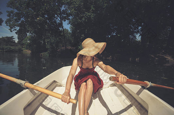 一位年轻女子在夏天划船