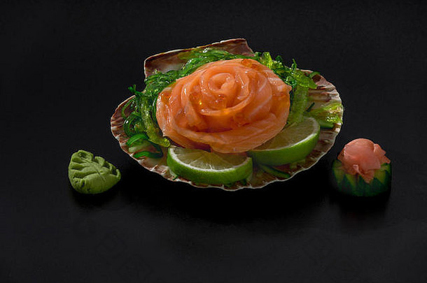 寿司海草和鲑鱼沙拉，黑色底，贝壳上