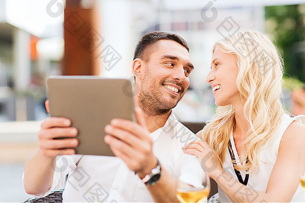 餐厅休息室配备平板电脑的快乐情侣