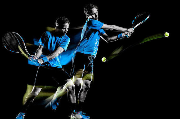 一名白人网球运动员男子用光画速度运动多重曝光隔离黑色背景