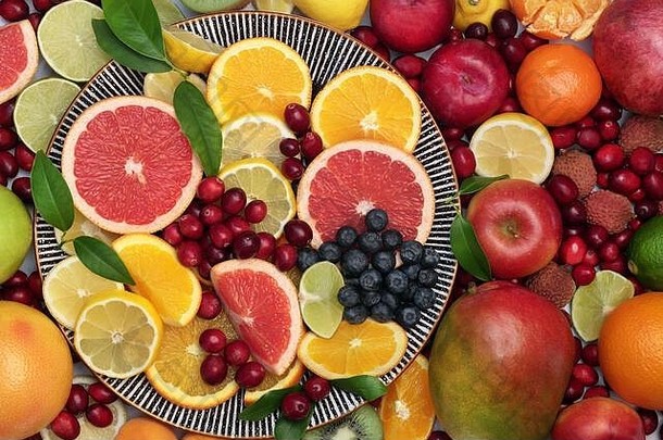 大的健康的免疫增强新鲜水果收集在一个圆形的盘子和松散。超级食物富含抗氧化剂、维生素和纤维。