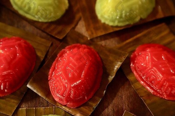 这kueh蒸中国人糕点黏糊糊的大米形状的乌龟壳牌填满甜蜜的绿豆豆粘贴