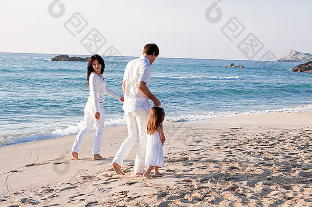 快乐年轻的家庭女儿海滩夏天生活方式