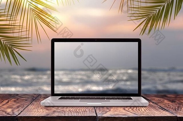 笔记本电脑屏幕模糊的海洋背景。