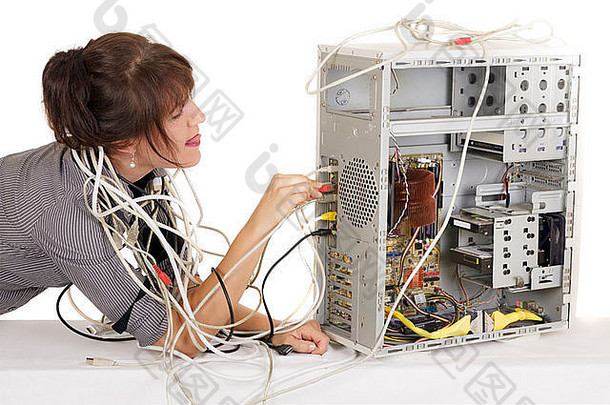 一位女商人试图在电脑上插电线，却与电缆纠缠在一起