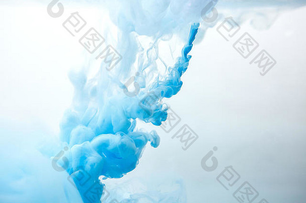 在白色背景上，在<strong>水</strong>中流动的液体或蓝色墨<strong>水</strong>。它看起来像烟或云。或者零重力。