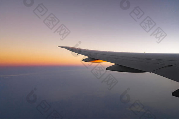翼飞机城市飞机飞行蓝色的天空风景优美的视图飞机窗口商业航空公司飞行早....阳光