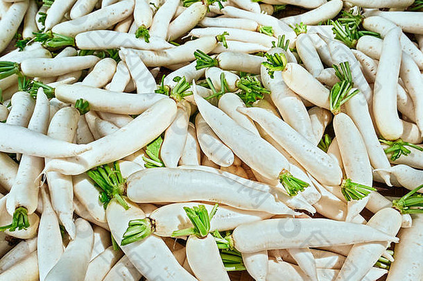 菲律宾蔬菜市场上一堆干净的白色长萝卜的特写镜头