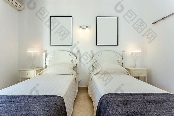 有两张单人床的现代卧室。欧洲酒店设计。