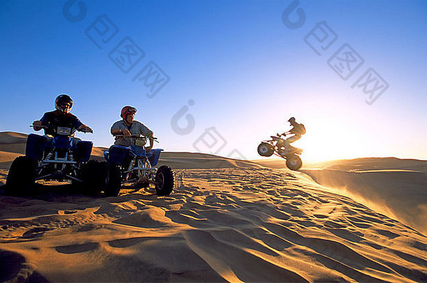 四车手沙子沙丘纳米比亚沙漠日落