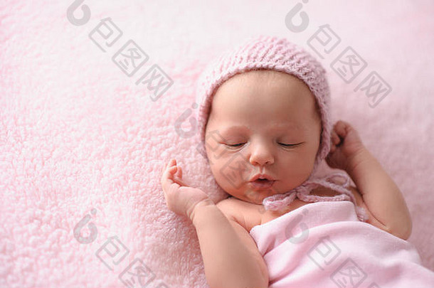 肖像<strong>咕咕叫</strong>周新生儿婴儿女孩穿针织阀盖说谎软模糊粉红色的空白