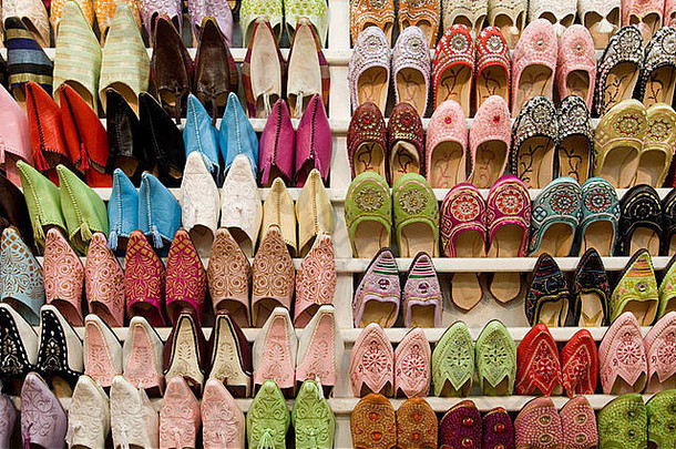 马拉喀什市集区一家商店展示的传统baboosh拖鞋的近景。