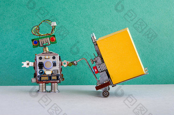 机器人快递员用电动托盘千斤顶移动黄色大集装箱。绿色墙壁灰色地板背景上的叉车车机构。机器人物流配送服务理念。拷贝空间