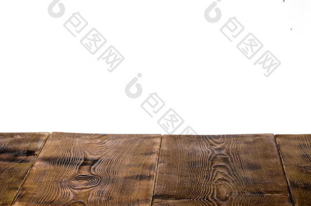 白色背景上隔离的空木制桌面，用于展示或蒙太奇您的产品
