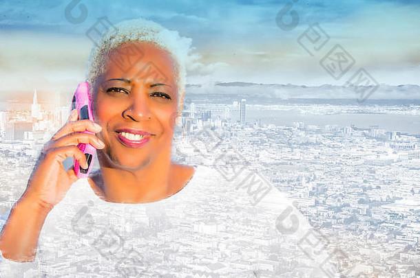 非洲裔美国妇女在电话和旧金山城市风光上的双重<strong>曝光</strong>