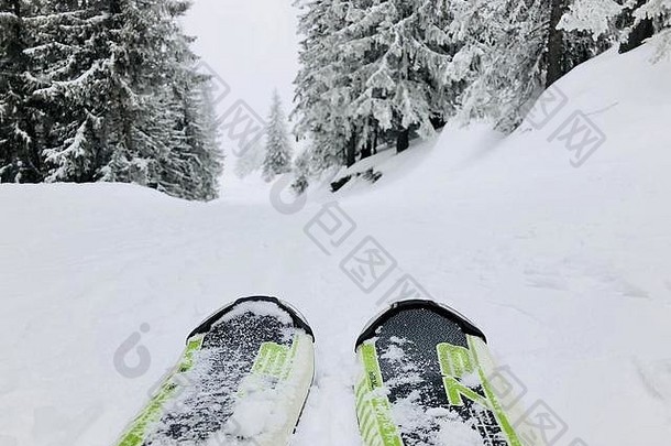 斜坡上滑雪板的特写镜头