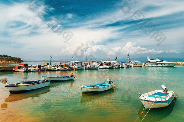 从希腊哈尔基迪基Nea Fokia村的<strong>码头</strong>可以看到船、<strong>游艇</strong>和爱琴海的阳光。