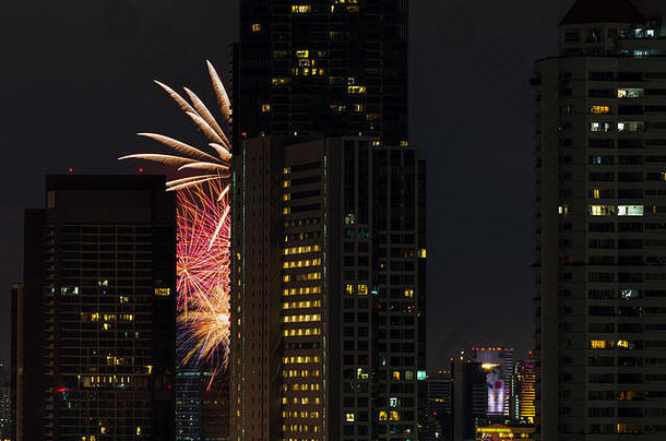 庆祝活动烟花的背后特写镜头曼谷城市景观晚上场景