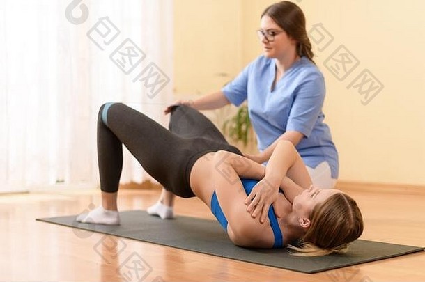 女患者与她的物理治疗师使用阻力带进行锻炼。物理治疗概念。