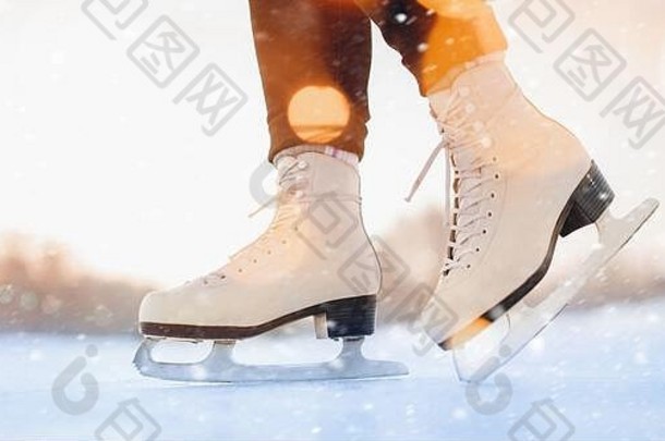 女孩站冰白色数字溜冰鞋雪片阳光冬天活跃的假期概念