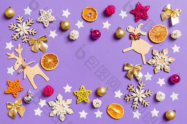 紫色背景上<strong>新年</strong>玩具和装饰品的俯视图。圣诞节时间概念。