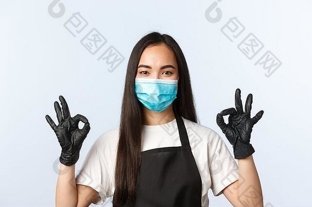 <strong>2019</strong>冠状病毒疾病流行，咖啡店，小<strong>企业</strong>和预防病毒的概念。微笑自信的亚洲女咖啡馆老板，戴着医用口罩的员工