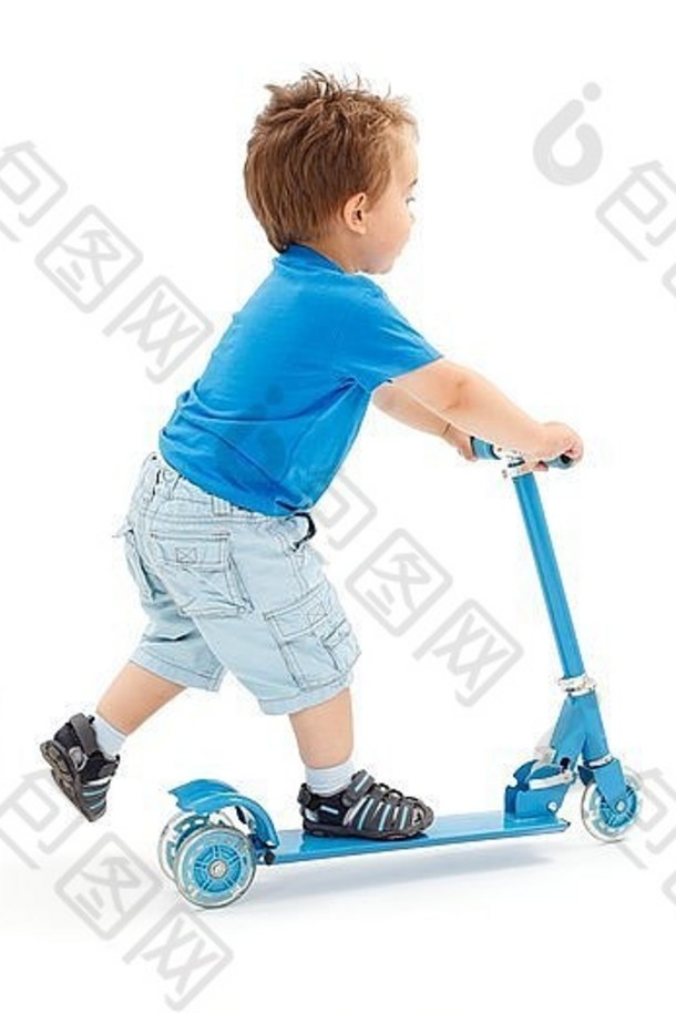 男孩快玩具踏板车部分运动模糊腿