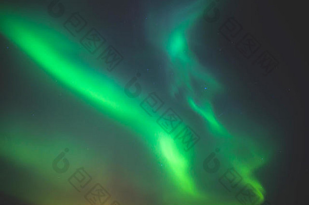 南卡罗来纳州挪威夜空中的极光，也被称为北极光，这张美丽的图片展现了巨大的多彩绿色活力的北极光