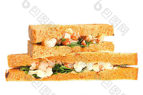 新鲜制作的小龙虾和火箭三明治，在纯白色背景下，放在晒干的番茄面包中。