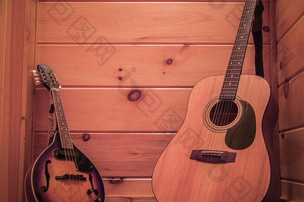 曼陀林和吉他，乡村木屋背景