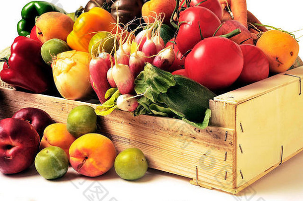 工作室白色背景上的一箱箱水果和蔬菜。
