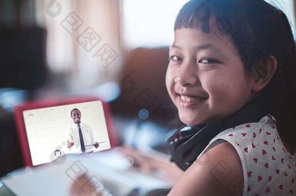 在家使用笔记本电脑学习的小女孩，隔离期间的社交距离，在线教育理念