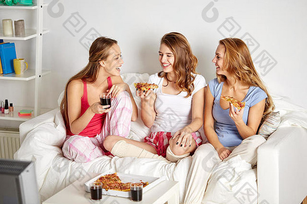 快乐的朋友在家吃比萨饼和看电视