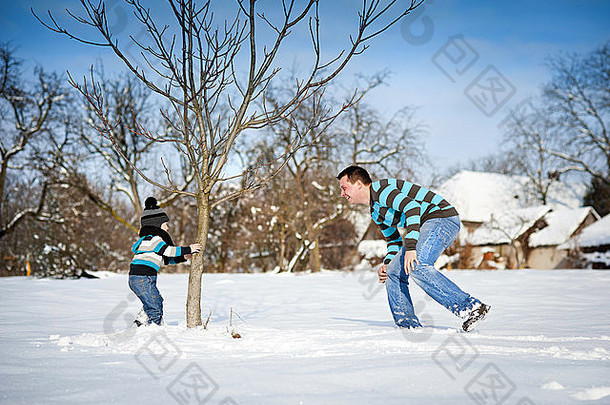 快乐的父亲和儿子在雪地里玩