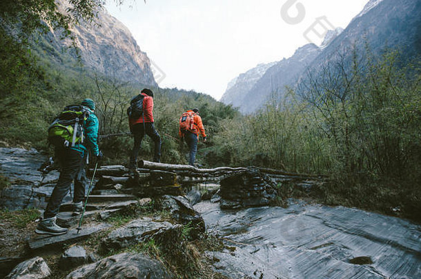徒步旅行喜马拉雅山脉集团徒步旅行者穿越桥