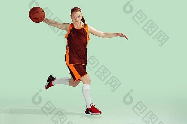 年轻的高加索人女<strong>篮球</strong>球员行动运动游戏孤立的薄荷彩色的背景概念体育运动运动能源动态健康的生活方式<strong>培训</strong>练习