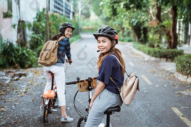 两个年轻女子准备骑折叠自行车去