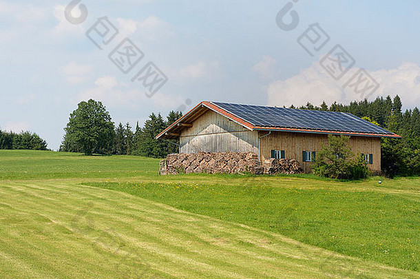 在一个拥有太阳能电池板的农场创造替代能源