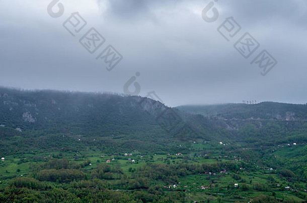 黑山共和国绿色多山的自然景观孤独的房子多雨的一天塔拉峡谷