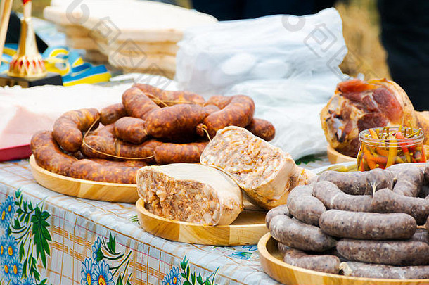 乌克兰赫查—2018年1月27日：猪肉屠夫大赛。餐桌上的传统猪肉香肠