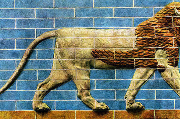 沿着游行路线的墙壁上装饰着琉璃瓦和行走的狮子雕带。