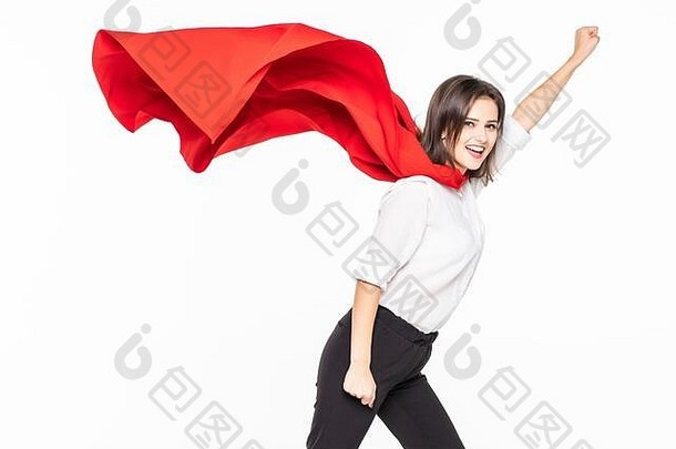商业、权力、成功、成就和人的概念——身穿红色超级英雄斗篷、微笑着举起拳头的年轻女商人