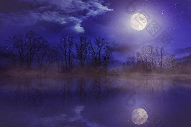 月光映在湖面上的夜景