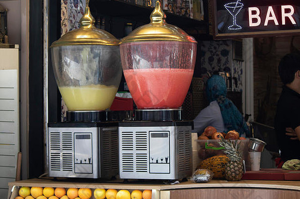 柜台上的果汁机可随时各种冷果汁饮料，在自助餐线路上客户可根据自己的喜好选择。