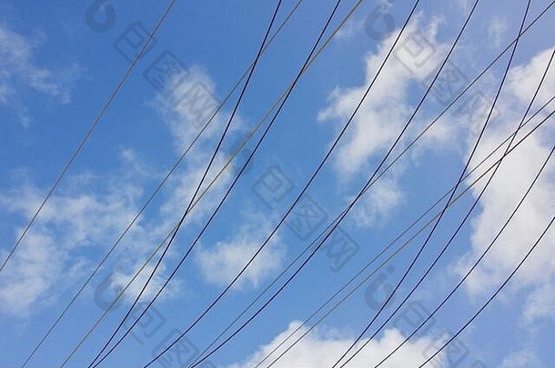 电权力电缆蓝色的多云的天空复制空间
