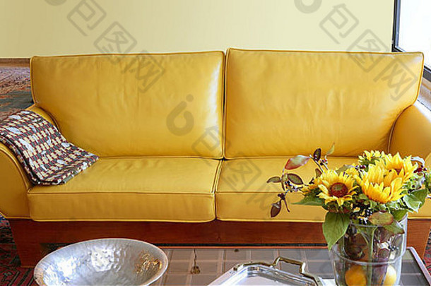黄色真皮沙发沙发内饰向日葵花束