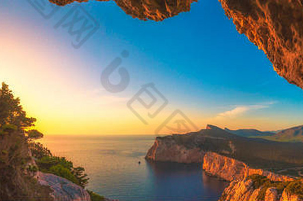 日落时从格罗塔·迪·瓦西·罗蒂（grotta dei vasi rotti）到撒丁岛的卡波-卡卡西亚湾景观
